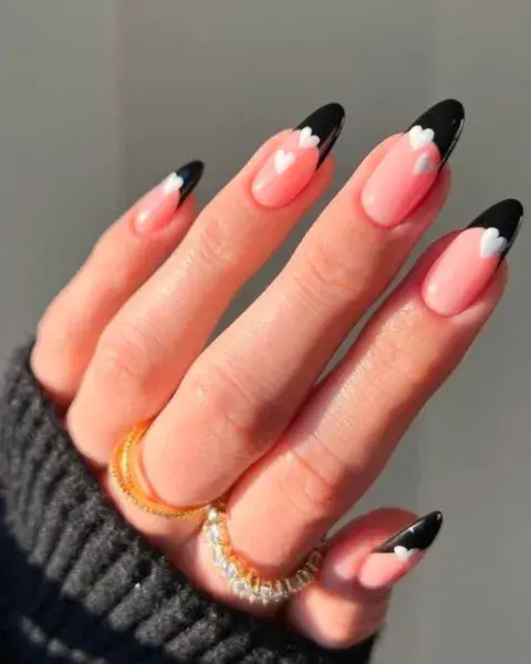 Con el estilo de las uñas francesitas en negro, sumás un detalle en blanco.