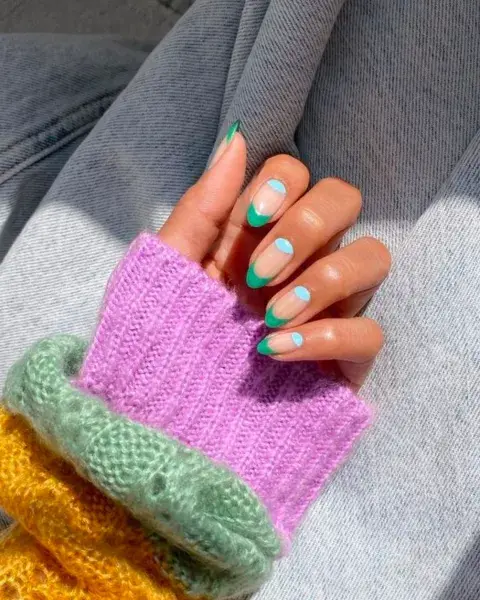 Elegís dos tonos de un mismo color y pintas tanto la punta como la lunita de la uña. Elegís dos tonos de un mismo color y pintas tanto la punta como la lunita de la uña.