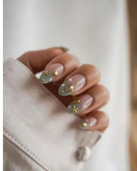 De inspiración marina: con perlas, conchas y estrellas de mar. Para evocar el verano en los días de frío otoñal. De inspiración marina: con perlas, conchas y estrellas de mar. Para evocar el verano en los días de frío otoñal.