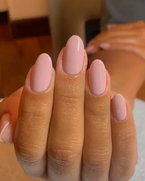 El rosa palo es uno de los colores más de moda de 2024 y en uñas queda increíble.