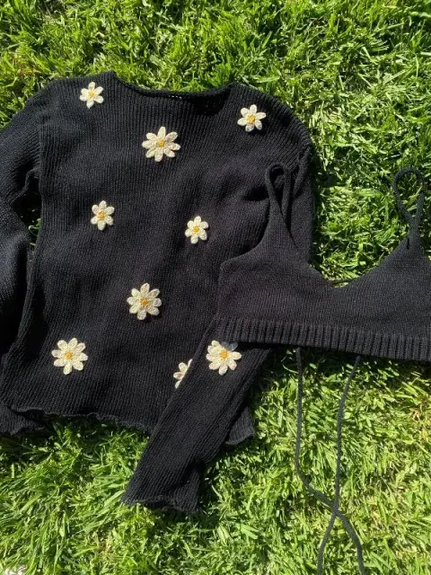 Este modelo de algodón es liviano, perfecto para la media estación. Tiene margaritas bordadas en crochet. Es de @dedebsas