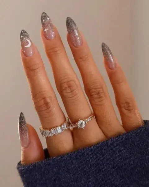 ¿Te gustan los astros y las constelaciones? ¡Entonces este diseño te va a encantar" También en degradé plateado, con dibujos de lunas y estrellas. ¿Te gustan los astros y las constelaciones? ¡Entonces este diseño te va a encantar" También en degradé plateado, con dibujos de lunas y estrellas.