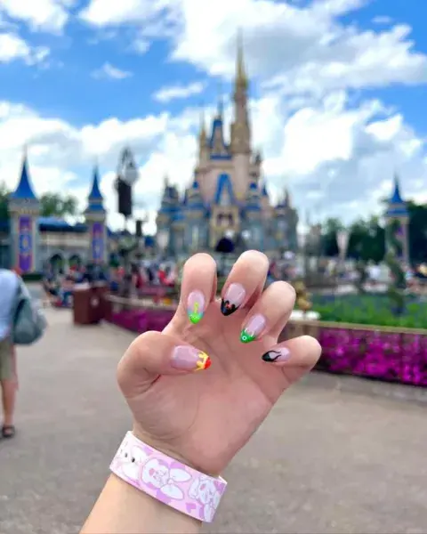¿Alguien dijo Disney? Este diseño suma el "cartoon" de una forma más sutil, con inspiraciones en Minnie, Toy Story, Monster Inc y hasta Maléfica.