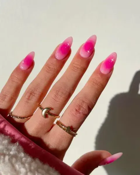 Con una base en rosa claro, jugás con el ombre pero desde el centro de la uña. Con una base en rosa claro, jugás con el ombre pero desde el centro de la uña.