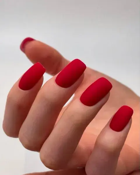 Si te copan las uñas rojas pero querés darle una vueltita de tuerca, intentá con un tono mate. Si te copan las uñas rojas pero querés darle una vueltita de tuerca, intentá con un tono mate.