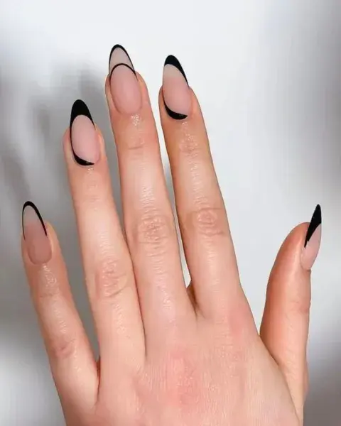 Sobre una base nude mate, un diseño en líneas en negro.