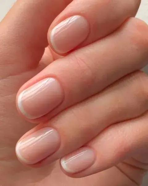 otra tendencia que vuelve fuerte es la manicura americana que busca, con esmaltes, replicar los tonos naturales de las uñas.