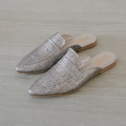 En rafia color plata, para sumarte a la tendencia de los brillos y metalizados. @rudshoes