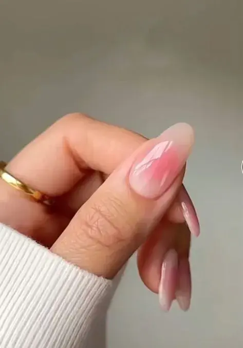 Si te gusta el nail art más tranqui, estas uñas aura son perfectas para vos porque usan esmalte nude combinado con un tono rosado.