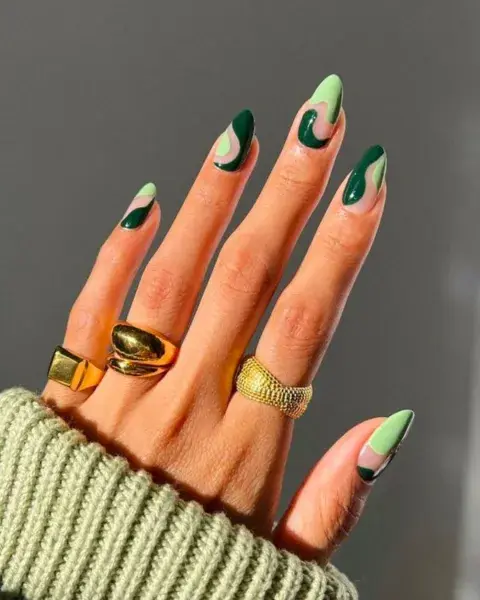 Con la base transparente, dos tonos de verde (que está súper de moda este año). Con la base transparente, dos tonos de verde (que está súper de moda este año).