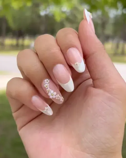 ¿Quién dijo que las flores son sólo para la primavera? Este 3D nail art floral en blanco combina los apliques con la manicura francesa. ¿Quién dijo que las flores son sólo para la primavera? Este 3D nail art floral en blanco combina los apliques con la manicura francesa.