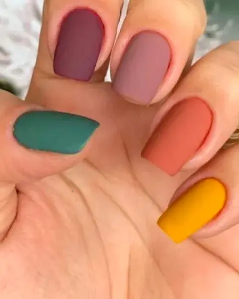 Aprovechando los tonos de moda, los usas plenos pero con una uña de cada color. Aprovechando los tonos de moda, los usas plenos pero con una uña de cada color.