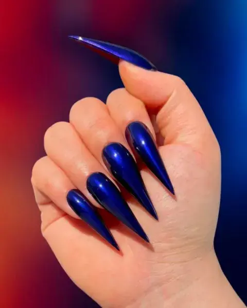 En un azul brillante, las uñas almendra XXL son toda una apuesta. 