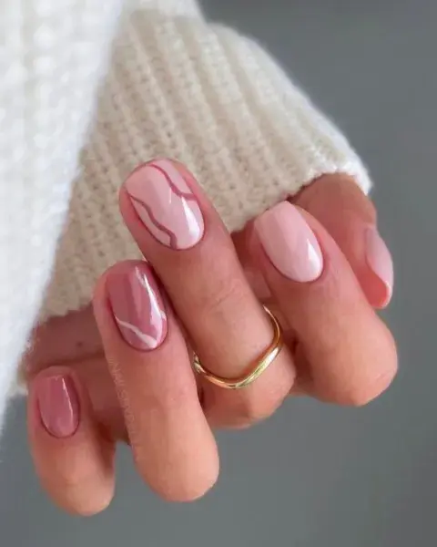 Con el rosa palo y un rosa viejo (dos tonos re de moda), jugas con diseños de uña pleno y otros con curvas. Con el rosa palo y un rosa viejo (dos tonos re de moda), jugas con diseños de uña pleno y otros con curvas.