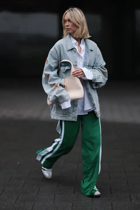 La campera de denim se usa oversize y es cómoda y liviana para esos días en los que necesitamos algo sobre la camisa, la remera o el body... La campera de denim se usa oversize y es cómoda y liviana para esos días en los que necesitamos algo sobre la camisa, la remera o el body...