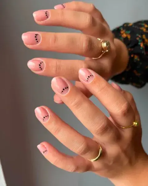 Sobre una base transparente y con un diseño súper minimalista, seguís la línea de la lunita con puntitos. Sobre una base transparente y con un diseño súper minimalista, seguís la línea de la lunita con puntitos.