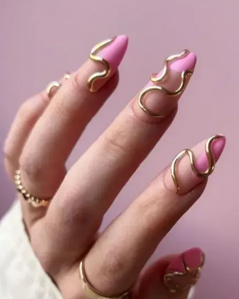 Con mucho volumen dorado, bien maximalistas para un estilo a lo Rosalía. Con mucho volumen dorado, bien maximalistas para un estilo a lo Rosalía.