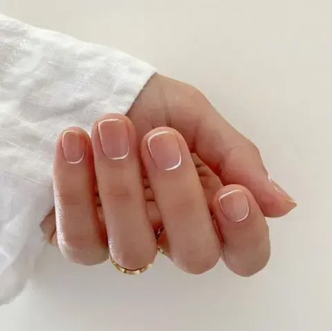 ¿Te gusta el nail art más clásico? Podés probar estas frame nails con esmalte blanco y dejando el marco incompleto, para que sea más sutil. ¿Te gusta el nail art más clásico? Podés probar estas frame nails con esmalte blanco y dejando el marco incompleto, para que sea más sutil.