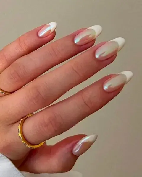 Usando un blanco perla para las francesitas y un esmalte tornasolado. Usando un blanco perla para las francesitas y un esmalte tornasolado.