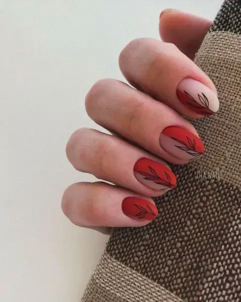 Muy en plan otoñal, el rojo mate queda increíble como base para hacer diseños. Muy en plan otoñal, el rojo mate queda increíble como base para hacer diseños.