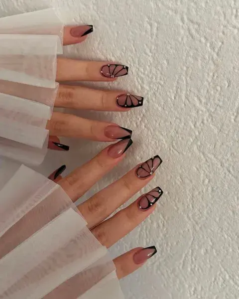 Los diseños de mariposas están muy de moda y este en negro y nude nos pareció un fuego. Los diseños de mariposas están muy de moda y este en negro y nude nos pareció un fuego.