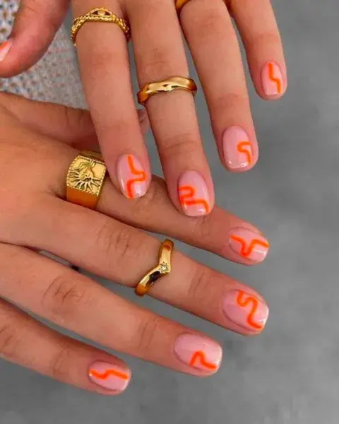El naranja queda increíble para este tipo de diseños y funciona genial sobre una base nude. El naranja queda increíble para este tipo de diseños y funciona genial sobre una base nude.