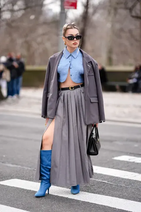Un look trendy y sexy. La falda tableada larga con tajo es lo que va!