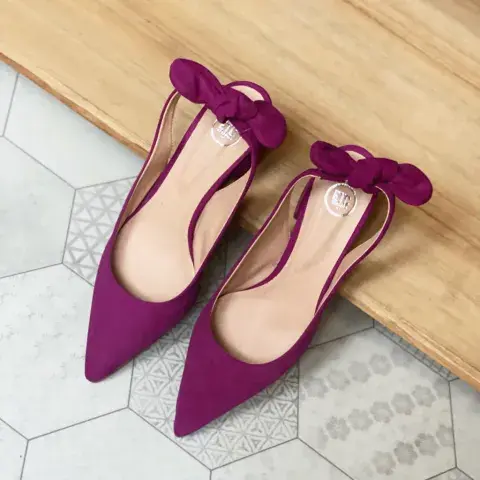 Zapatos en gamuza color uva, con moño en el talón y taco bajo. Perfectos para looks más formales. Son de @etcetera_zapatos Zapatos en gamuza color uva, con moño en el talón y taco bajo. Perfectos para looks más formales. Son de @etcetera_zapatos