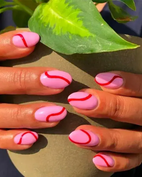 La combinación del rosa y el rojo es un clásico y funciona increíble para este nail art. La combinación del rosa y el rojo es un clásico y funciona increíble para este nail art.