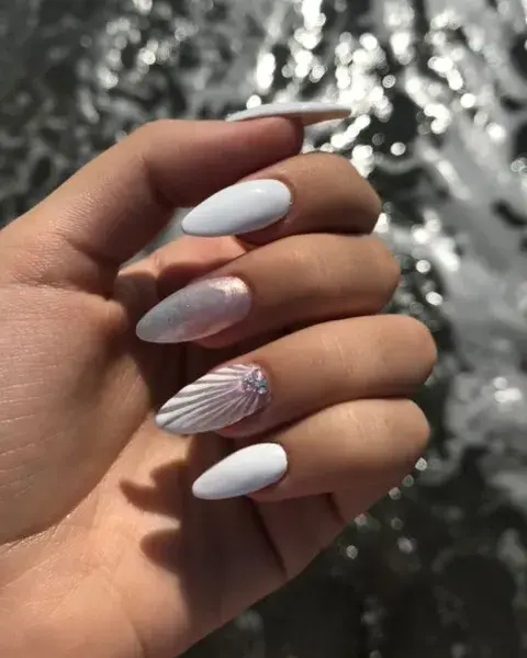 Para las amantes del mermaidcore: con esmalte tornasolado, volumen efecto concha de mar y apliques en piedra. Para las amantes del mermaidcore: con esmalte tornasolado, volumen efecto concha de mar y apliques en piedra.
