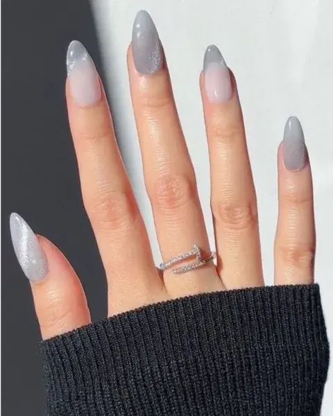 El plateado queda buenísimo en uñas largas y almendradas. Este diseño con base de esmalte claro es muy fácil de hacer. El plateado queda buenísimo en uñas largas y almendradas. Este diseño con base de esmalte claro es muy fácil de hacer.