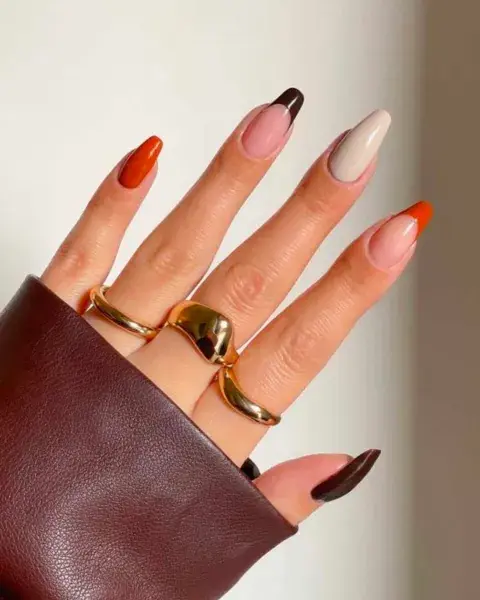 Los naranjas, marrones y crema quedan súper divertidos cuando los combinás en uñas con diferentes estilos.