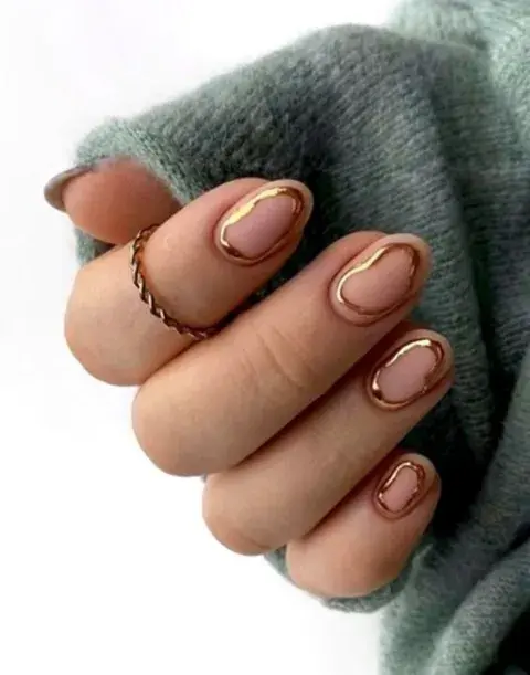 Otra tendencia dentro de las "frame nails" es hacer el marco un poco más chico que el contorno de tu uña, para un efecto más dramático. Otra tendencia dentro de las "frame nails" es hacer el marco un poco más chico que el contorno de tu uña, para un efecto más dramático.