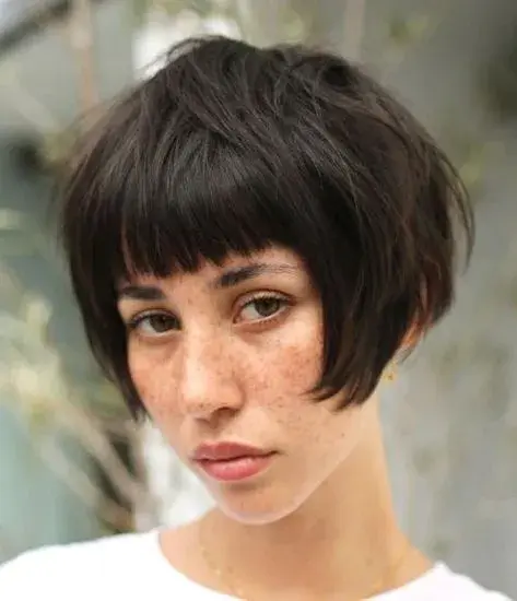 Otra versión con flequillo recto y sumando también otra capa en las puntas, para un look más redondeado que enmarca bien el rostro. Otra versión con flequillo recto y sumando también otra capa en las puntas, para un look más redondeado que enmarca bien el rostro.