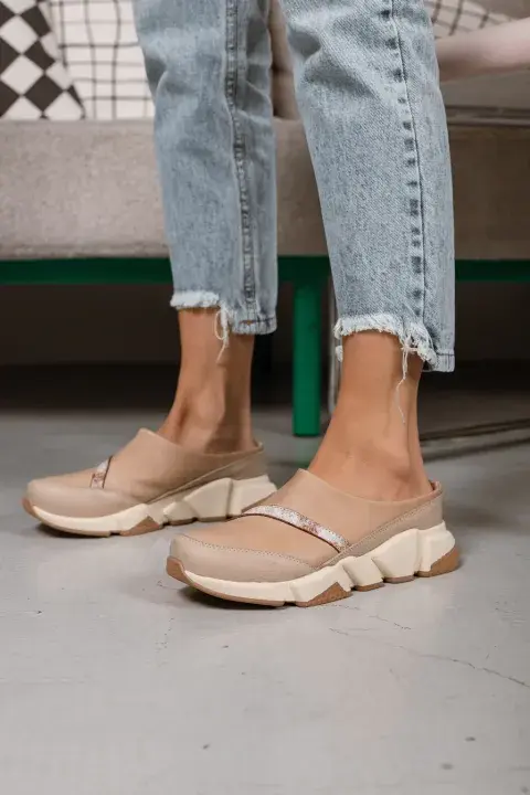 Un "mule" en formato de zapatilla, lo mejor de dos mundos. Un modelo para estar cómoda todo el día. shop.ozetazapatos.com