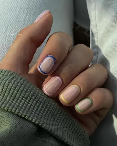 Con frames de diferentes colores, uno en cada uña, para un estilo más divertido. Con frames de diferentes colores, uno en cada uña, para un estilo más divertido.