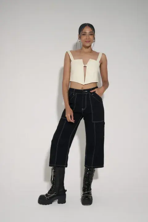 Un capri de denim negro y en versión "cargo", súper moderno y canchero. @armand.bleu Un capri de denim negro y en versión "cargo", súper moderno y canchero. @armand.bleu