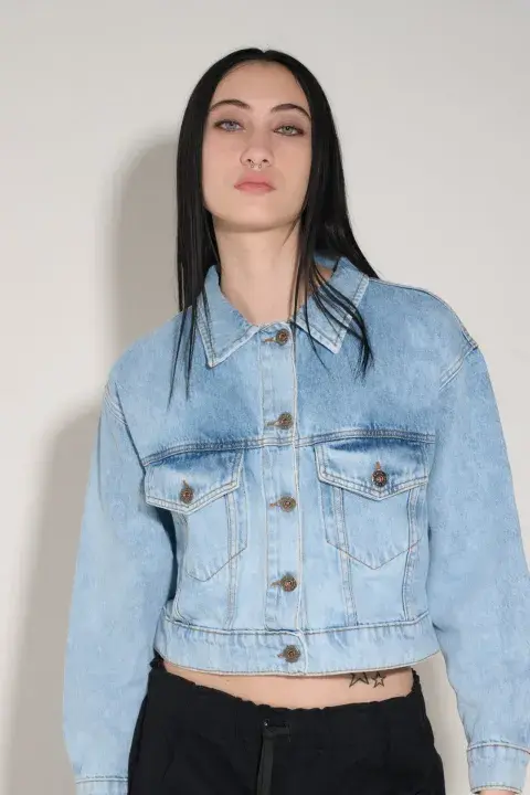 Campera de jean de corte "crop" en denim clarito. Es de @armand.bleu Campera de jean de corte "crop" en denim clarito. Es de @armand.bleu