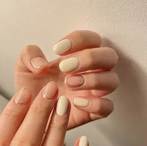 Con marco dorado y esmalte color amarillo o "butter nails", otra de las últimas tendencias que arrasa entre las celebrities. Con marco dorado y esmalte color amarillo o "butter nails", otra de las últimas tendencias que arrasa entre las celebrities.