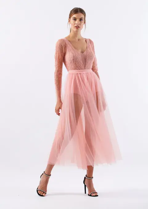Para las amantes del estilo coquette y el Barbiecore. Este diseño de tul es perfecto para una fiesta o una noche de gala. Es de @nantolin Para las amantes del estilo coquette y el Barbiecore. Este diseño de tul es perfecto para una fiesta o una noche de gala. Es de @nantolin