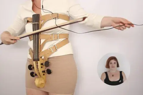 Natalia Forcada toma su cuerpo y su obra como un laboratorio alquímico. Natalia Forcada toma su cuerpo y su obra como un laboratorio alquímico.