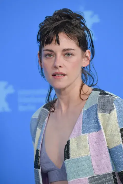 La actriz Kristen Stewart con un "baby bang" desaliñado, muy casual. La actriz Kristen Stewart con un "baby bang" desaliñado, muy casual.
