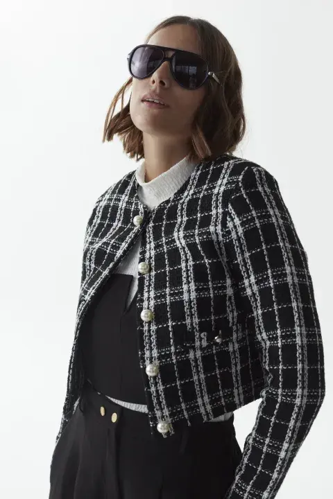 Cut jacket tipo Chanel, con botones perlados, para un look bien parisino. Lo conseguís en @boon.oficial Cut jacket tipo Chanel, con botones perlados, para un look bien parisino. Lo conseguís en @boon.oficial