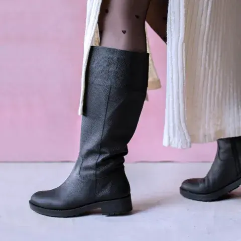 Botas de caña alta. Perfectas para usar con jeans o faldas. Este modelo lo conseguís en @laleopolda Botas de caña alta. Perfectas para usar con jeans o faldas. Este modelo lo conseguís en @laleopolda