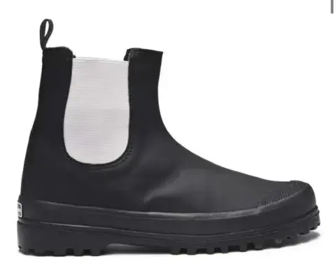 Botas de lluvia cortas con suela tractor diseñadas por Alexa Chung (Superga, $39.000)