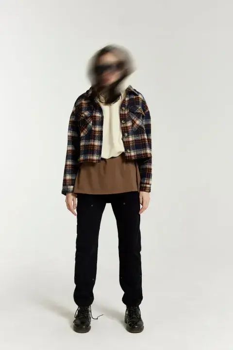 Las telas de estampa escocesa son las más clásicas de los camisacos, ya que recuerdan a la camisas leñadoras. Este modelo es bien crop, otra de las tendencias de la temporada. @harveywillys Las telas de estampa escocesa son las más clásicas de los camisacos, ya que recuerdan a la camisas leñadoras. Este modelo es bien crop, otra de las tendencias de la temporada. @harveywillys