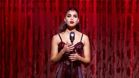 Melissa Barrera en la piel de Carmen. Melissa Barrera en la piel de Carmen.