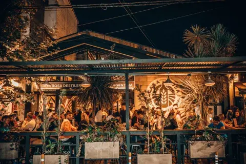 En respuesta a la tendencia internacional en destilerías artesanales, en 2021 llegó a Mar del Plata. En respuesta a la tendencia internacional en destilerías artesanales, en 2021 llegó a Mar del Plata.