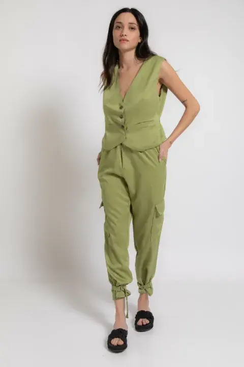 Este diseño de Anna Cherise tiene formato de pantalón tipo cargo y está confeccionado en twill color verde cítrico. @anna_cherise Este diseño de Anna Cherise tiene formato de pantalón tipo cargo y está confeccionado en twill color verde cítrico. @anna_cherise
