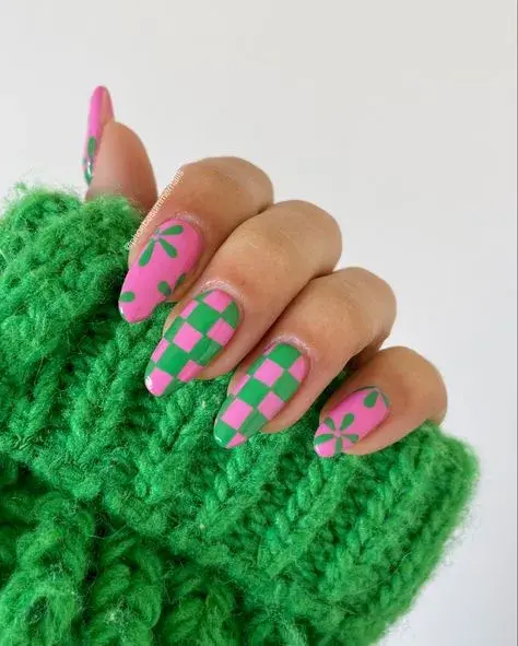 Una opción bien power, con un contraste fuerte de colores para un nail art llamativo. La estampa floral se puede combinar con un pattern geométrico.